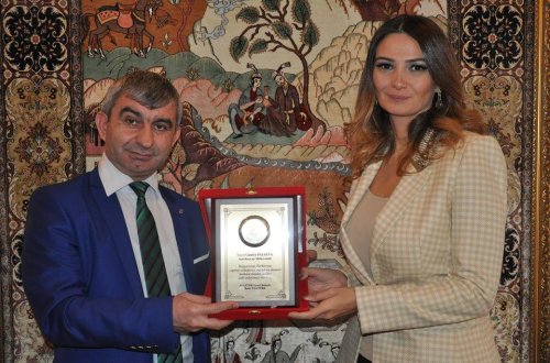 Bolqarıstan türkləri Qənirə Paşayevanı mükafatlandırdı