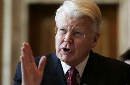 İslandiya prezidenti istefa verdi