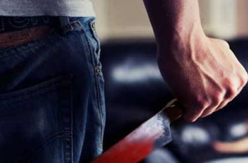 Hamilə qadını bıçaqlayıb milyonunu apardılar