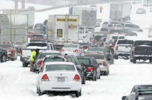 İki maşın toqquşdu, yol bağlandı