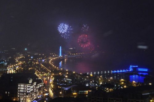 Bakı 2016-cı ili möhtəşəm atəşfəşanlıqla qarşıladı