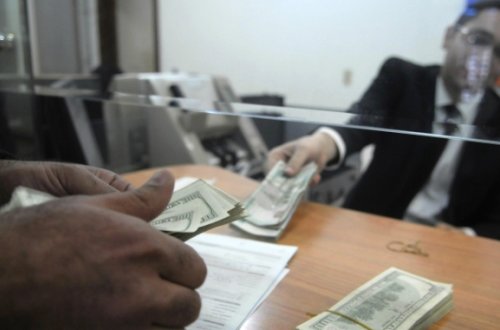 Banklar əhalinin pulunu qaytarmır