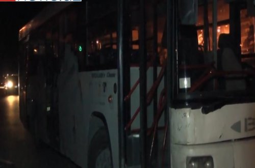 Avtobusda uşaqların gözü qarşısında