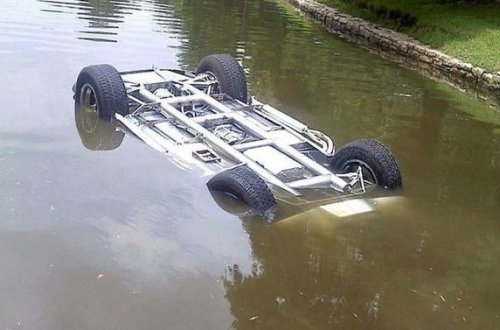 Bərdədə avtomobil su kanalına düşüb: