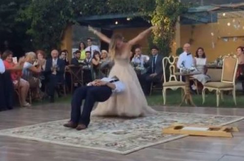 Gəlinlə bəyin bu hərəkəti çox danışılacaq