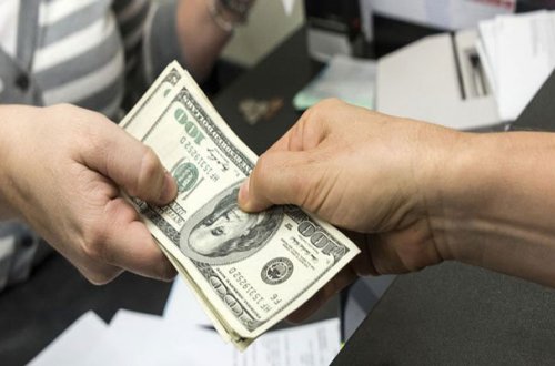 Banklar dollarla olan kreditlərin ödəniş şərtlərini asanlaşdırır