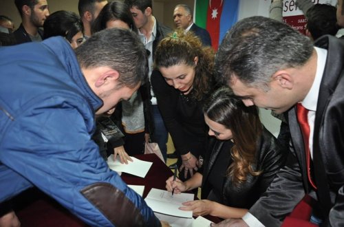 Türkiyədə Qənirə Paşayevanın kitablarının imzalanması mərasimi olub