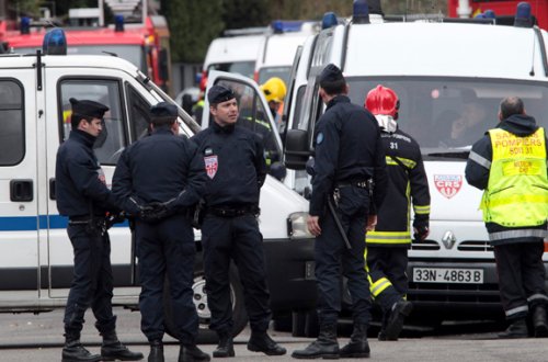 Məscidə hücum edib Quranı yandırmaq istədilər