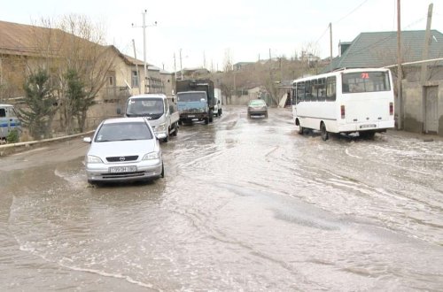 Məsuliyyətsizlik yolun dağılmasına səbəb olur