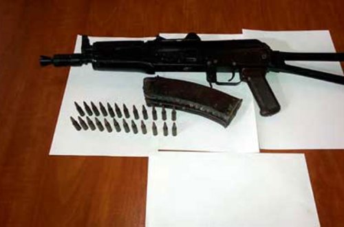 Bakıdakı məktəbdə çoxlu silah tapıldı