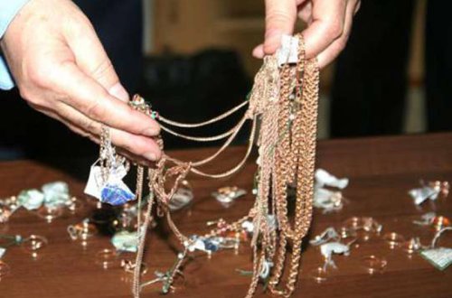 9 yaşlı qız 10 minlik qızılı pəncərədən atdı