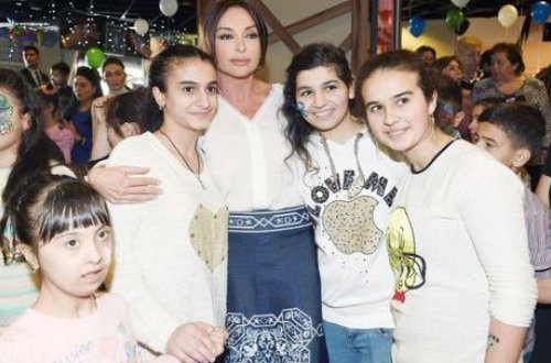 Mehriban Əliyeva uşaqlar üçün təşkil edilmiş şənlikdə