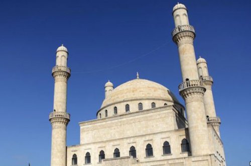 Lənkəranda ruhi xəstə məscidə hücum edib