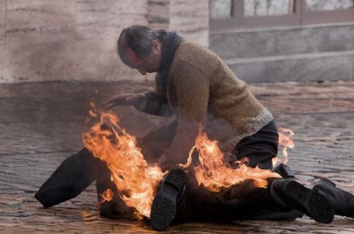 Kişi özünü bankın qarşısında yandırmağa cəhd etdi