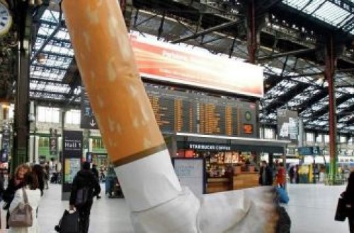 Küçədə siqaret söndürənlər