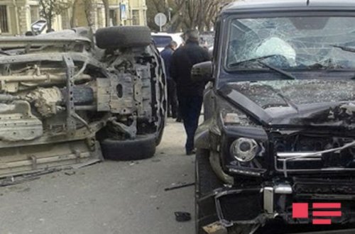 Bakının mərkəzində “Gelandewagen”lə “Prado” toqquşdu