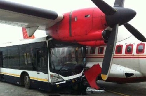 Təyyarə eniş zamanı sərnişin avtobusu ilə