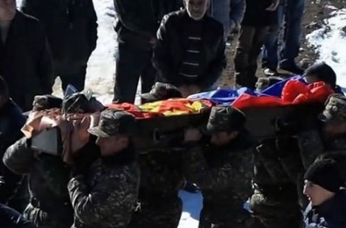 Qarabağda öldürülən ermənini PKK bayrağına bükdülər