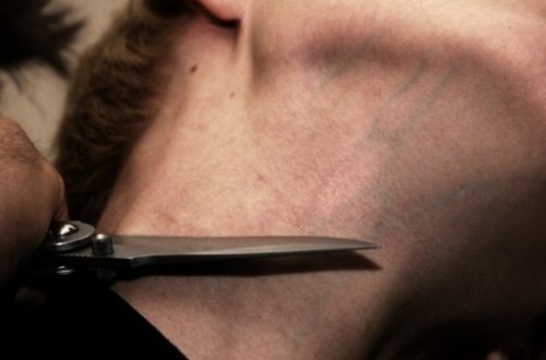 37 yaşlı kişinin başını ailəsinin gözləri önündə kəsdilər