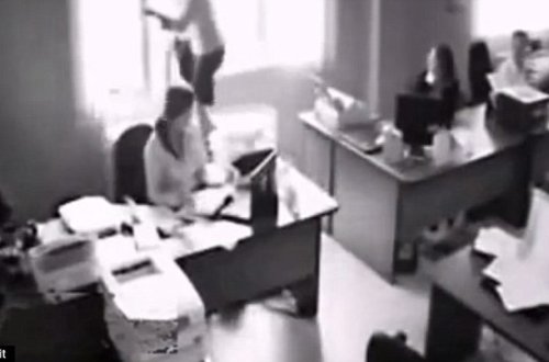 Müdiri ilə dalaşdı, özünü pəncərədən atdı