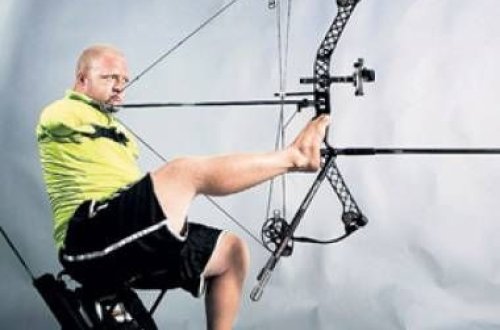 Oxu ayağı ilə atdı