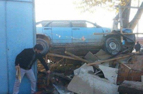 Göyçayda avtomobil hasara çırpıldı, yaralı var