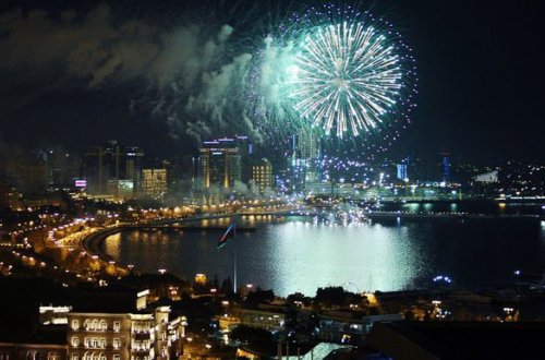 Bakıda möhtəşəm şou və atəşfəşanlıq