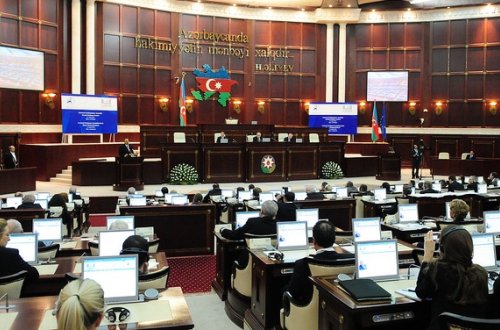 Milli Məclisdən Kris Smitə etirazlar