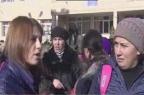 Məktəb direktoru şagirdi döydü