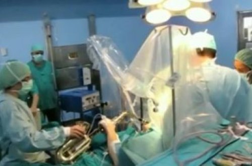 Beynində 12 saatlıq əməliyyat gedə-gedə saksafon ifa etdi