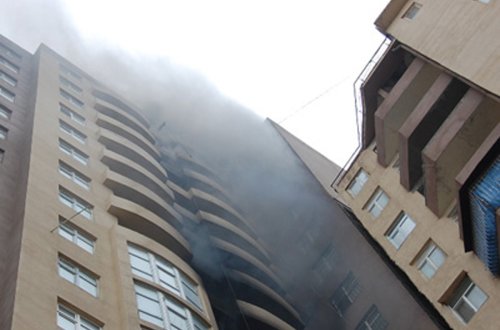 Bakıda binada yanğın