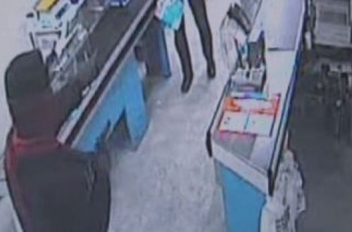 Sehrbaz oğru, satıcının gözü qabağında