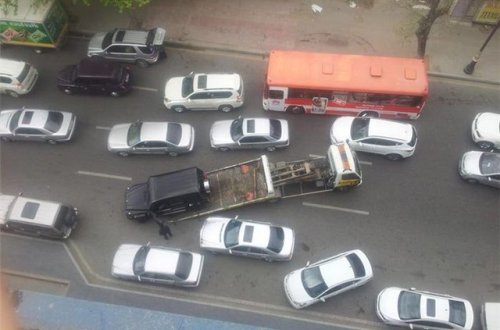 Evakuator sürücüləri Bakıda qanunları tapdalayır