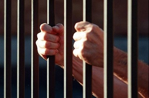 DƏHŞƏT: öz oğullarını qapalı otaqda saxlayıb