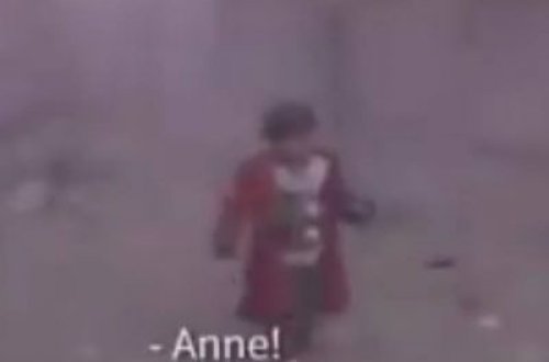 Bombalar altında anasını axtaran balaca