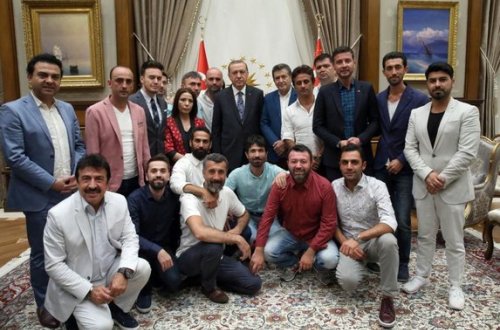 Prezident mitinqə çıxan məşhurlarla görüşdü