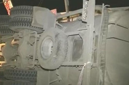 Bakıda yük maşını evlərin üstünə aşdı