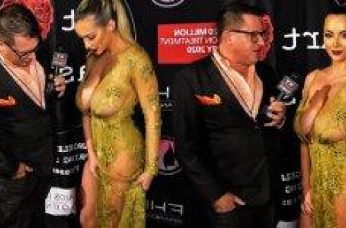 Aparıcı gözünü yarıçılpaq modeldən çəkmədi