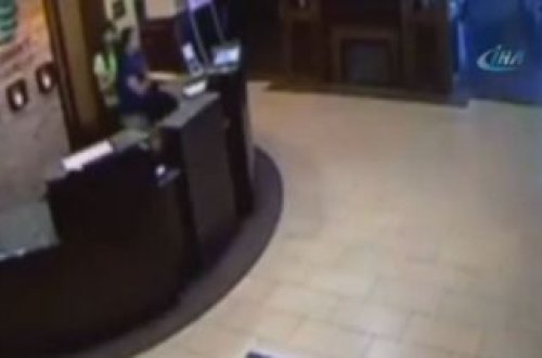 Bu adam oteli darmadağın etdi