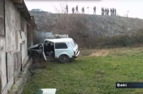 Şəkidə Niva 7 metr hündürlükdən uçdu