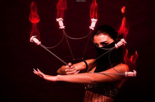 Azərbaycanlı rəqqasədən alov şousu