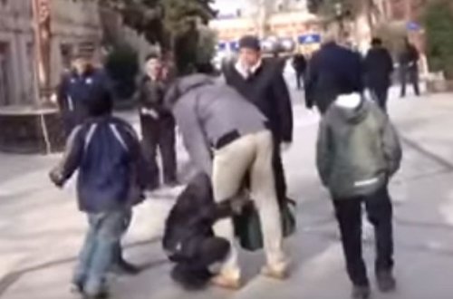 Azərbaycanlı uşaq italyan turistin ayaqlarına düşdü