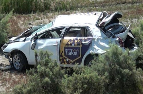 Taksi dərəyə yuvarlandı