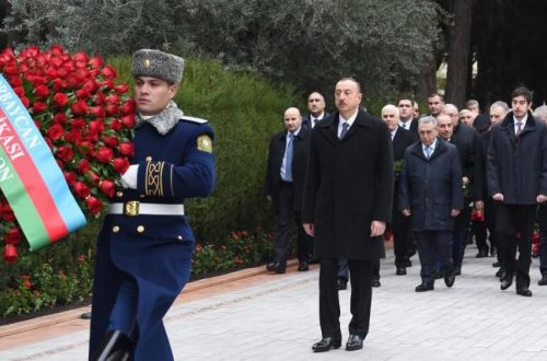 Prezident İlham Əliyev ümummilli lider Heydər Əliyevin məzarını ziyarət edib