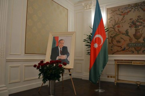 Heydər Əliyevin xatirəsi Parisdə də anılıb