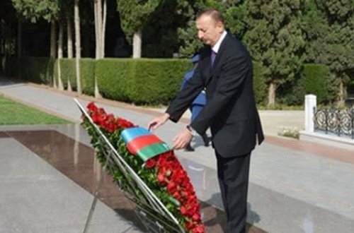 Prezident İlham Əliyev ümummilli lider Heydər Əliyevin məzarını ziyarət edib
