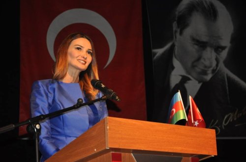 Qənirə Paşayev Manisada Türk dünyasına səsləndi