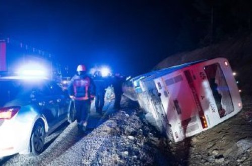 İşçiləri daşıyan avtobus aşdı