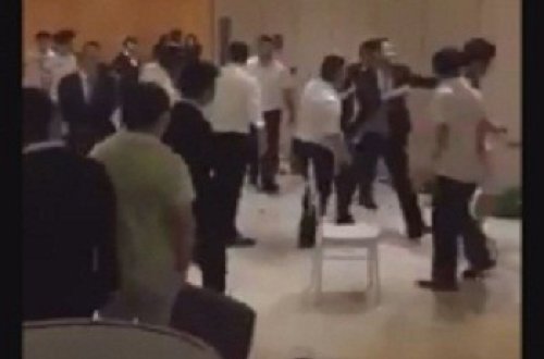 Qadını stul ilə döydü