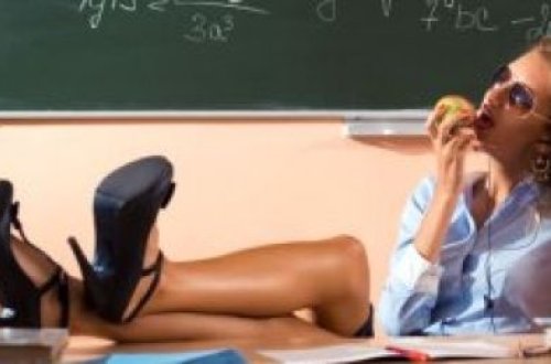 Müəllimə sinif otağında şagirdi ilə...